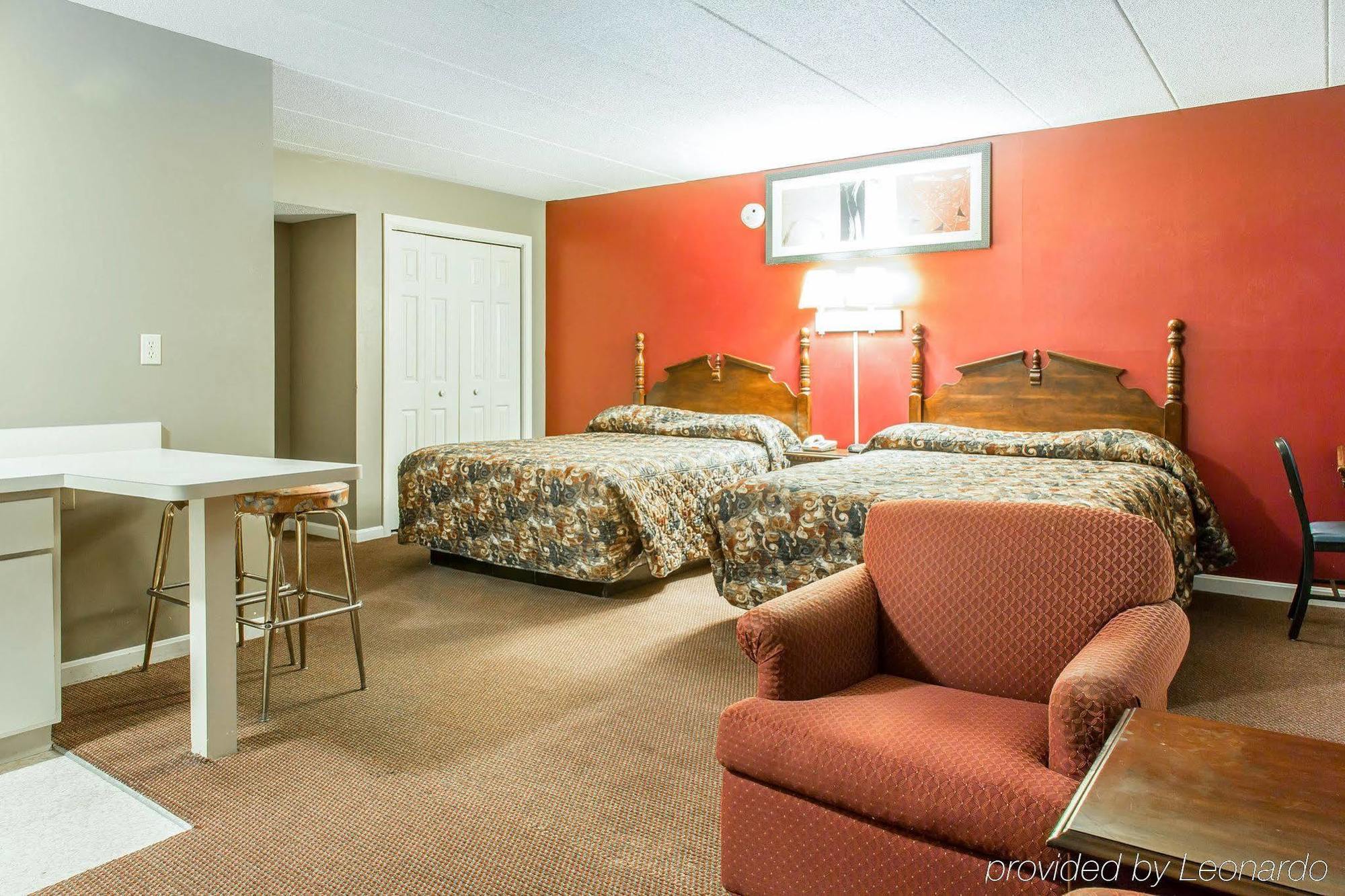 Econo Lodge Inn & Suites Groton Exterior photo