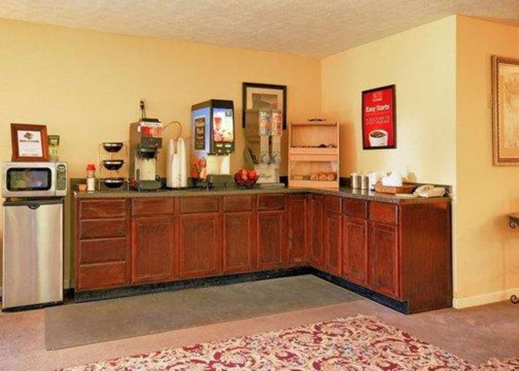 Econo Lodge Inn & Suites Groton Restaurant photo